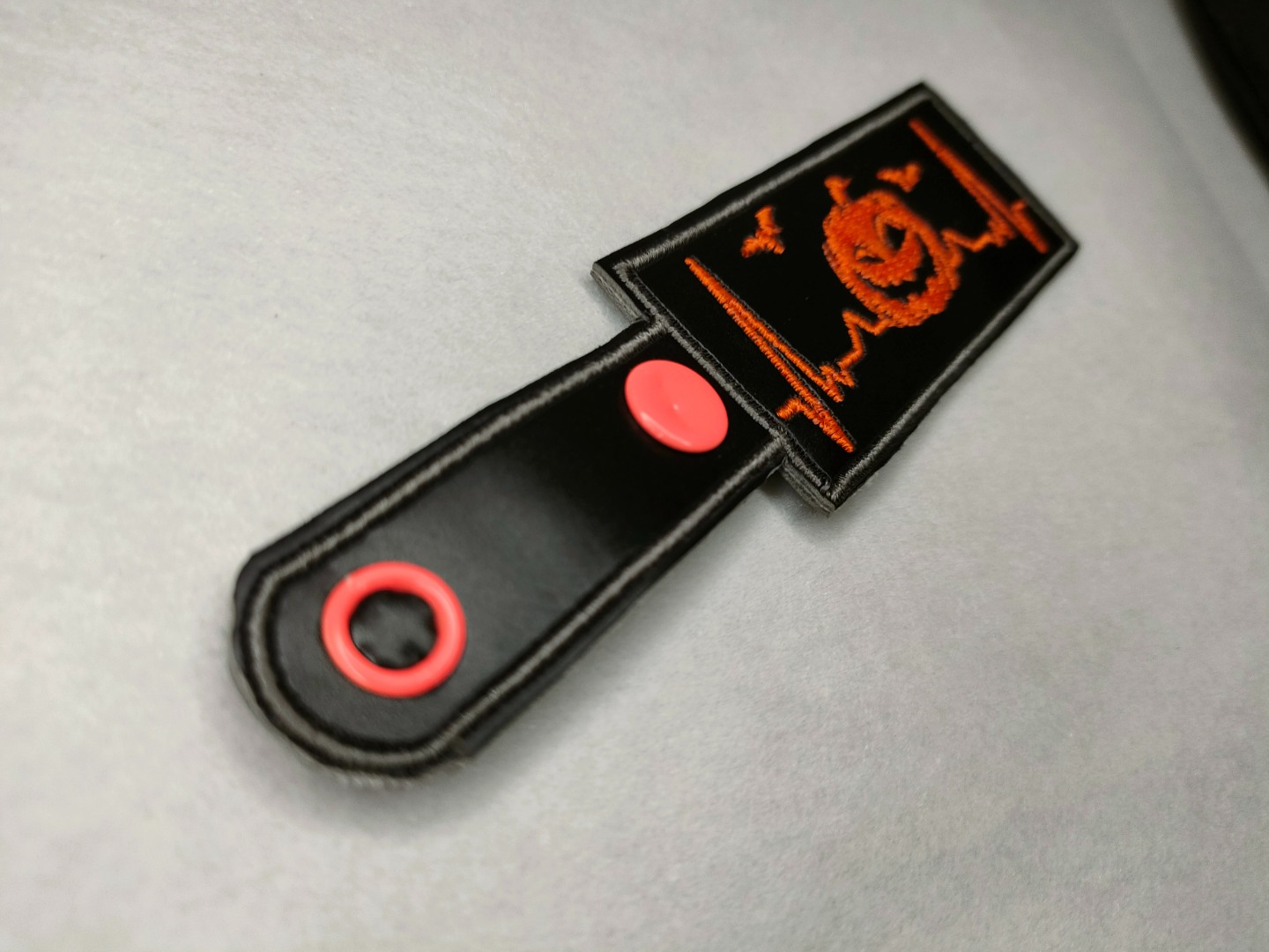 Spooky Heart Beat Snap Tab - ITH